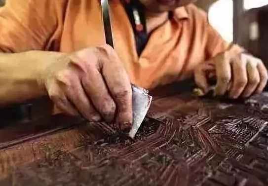 噴砂磨料加工:實木家具噴砂精磨，比人工高效，比傳統(tǒng)砂光靈活
