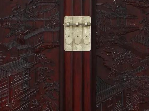 手工木工雕刻紅木家具，體現(xiàn)雕刻藝術(shù)的獨特魅力
