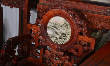 木雕工藝品圖片：紅木家具復(fù)雜的雕工，根本簡單不起來